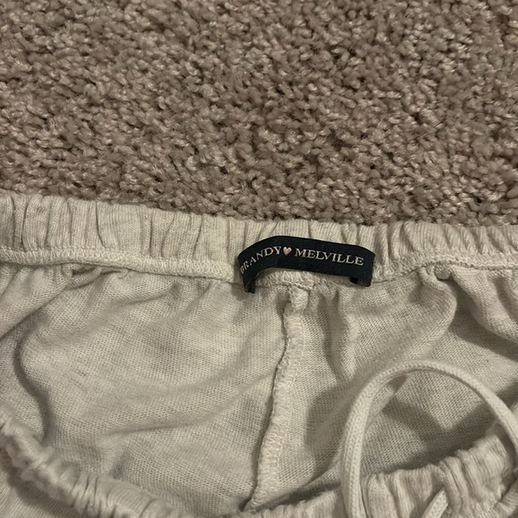 BRANDY MELVILLE BROOKLYN LIGHT GREY SHORTS - Picture 2 of 3